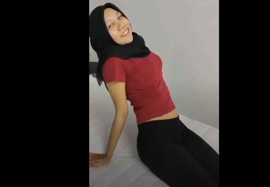 Seks dengan gadis Indonesia yang berpakaian seksi berhijab